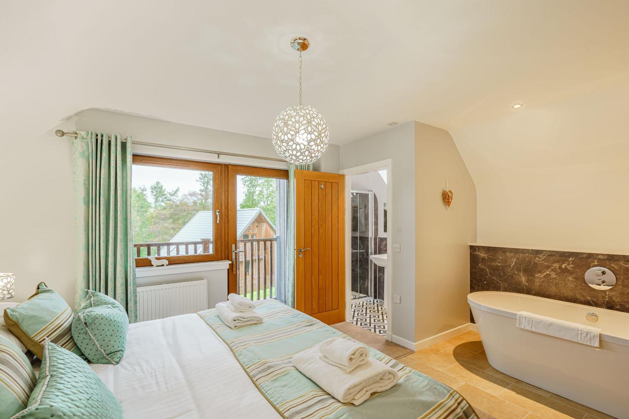 Lord Galloway 35 With Hot Tub Chalet